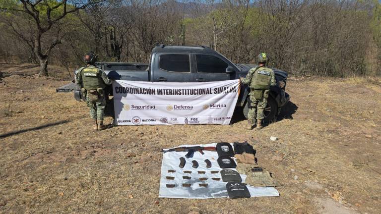Un automóvil y equipo táctico también fue decomisado durante el operativo.