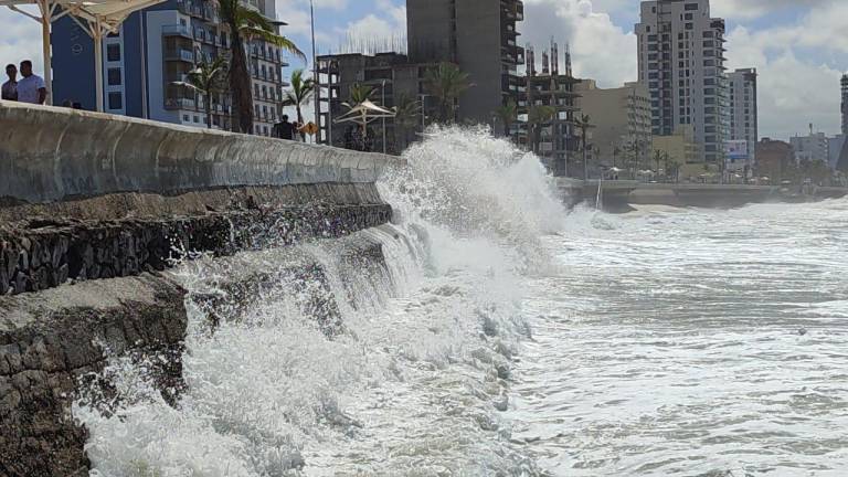 Las olas siguen chocando contra el Malecón de Mazatlán y sus aguas cayendo al paseo costero.