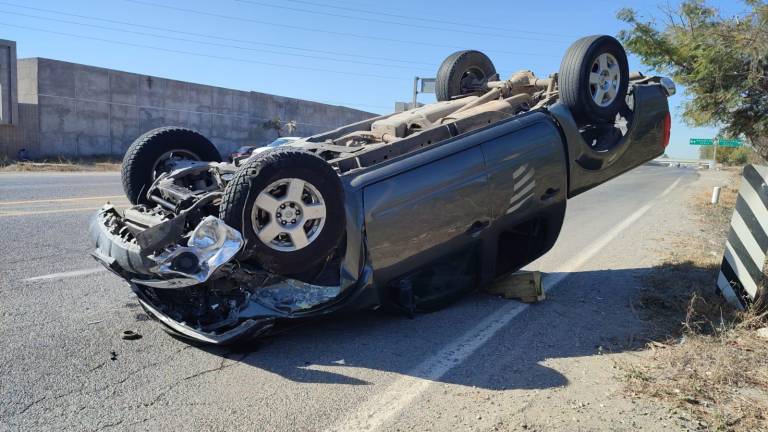Condiciones en que quedó una camioneta después de ser impactada por un automóvil en Mazatlán.