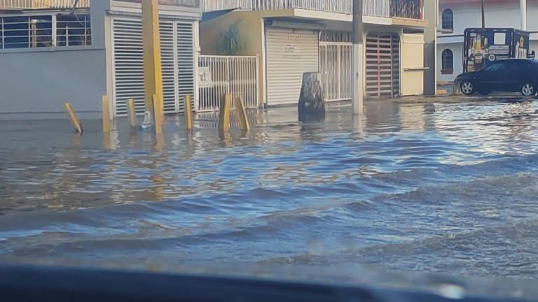 Lo que comenzó como una lluvia constante desde la noche del viernes, derivó en encharcamientos severos y caos vial.