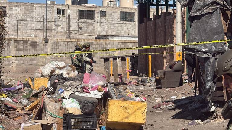 Elementos del Ejército y personal de la Fiscalía procesaron la escena del doble homicidio este sábado al sur de Culiacán.