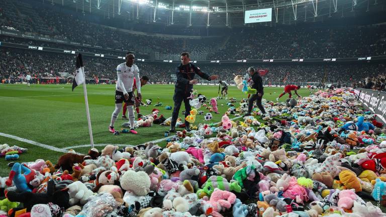 Aficionados del Besiktas detienen juego para arrojar ropa, muñecos y peluches a damnificados por terremoto