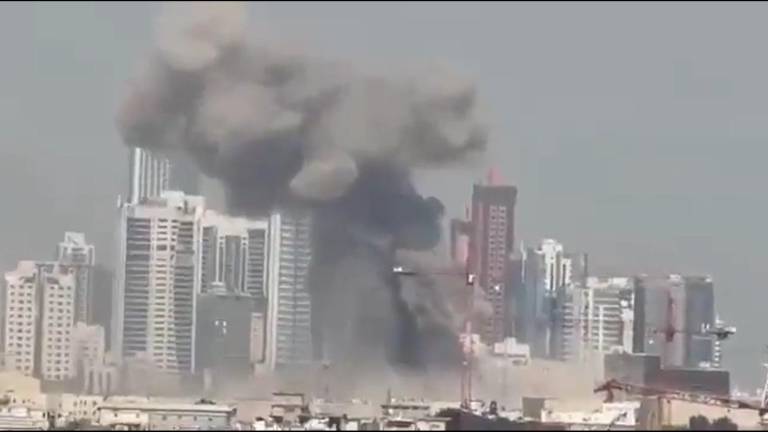 Columnas de humo se elevan en distintas zonas de Teherán.