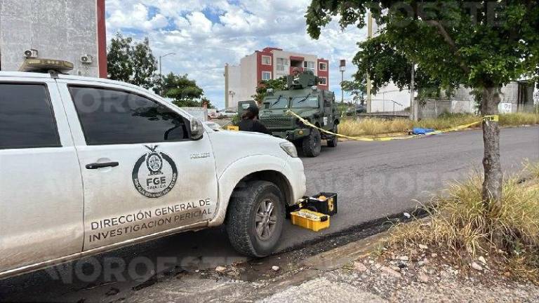 Autoridades acordonaron el área donde el motociclista perdió la vida tras el impacto.