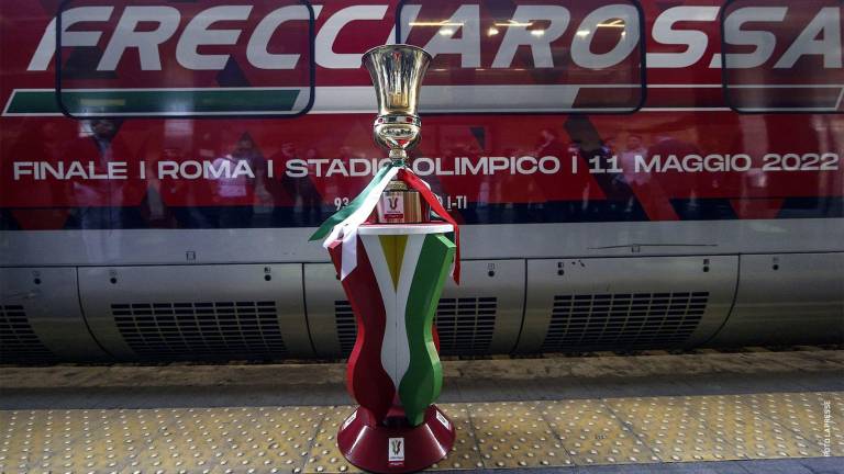 El trofeo que se llevará el vencedor de la final de la Copa Italia.