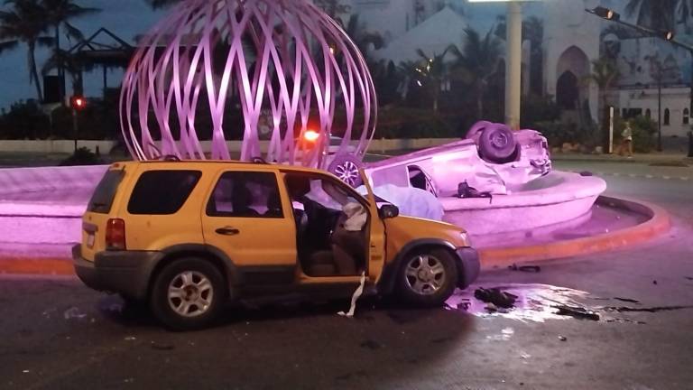 Una camioneta y un sedán chocaron y se impactaron contra la estructura de la glorieta en la Zona Dorada de Mazatlán; un joven perdió la vida en el lugar.