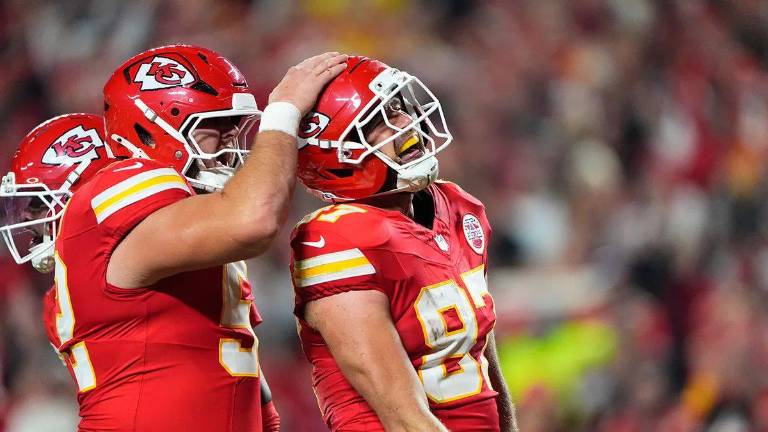 El ala cerrada de los Kansas City Chiefs, Travis Kelce (87), celebra tras anotar un touchdown contra los Washington Commanders durante, el lunes por la noche.