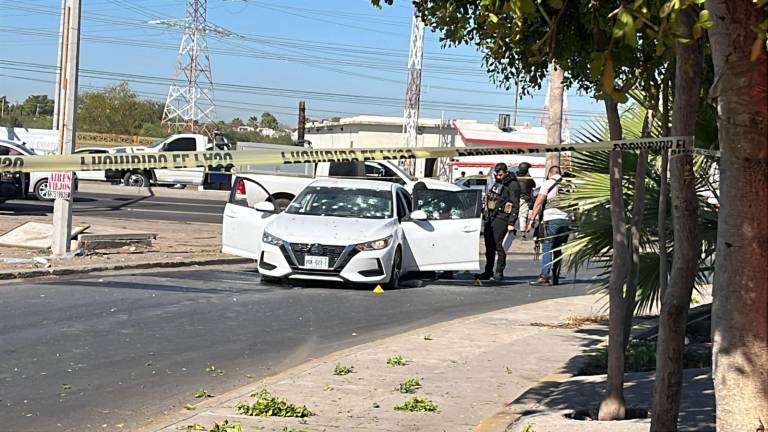 Vehículo de la Fiscalía de Sinaloa atacado a balazos en Culiacán la mañana de este viernes.