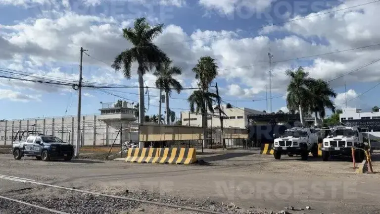 Internos heridos en riña del penal de Aguaruto se encuentran fuera de peligro, informa la Secretaría de Salud estatal.