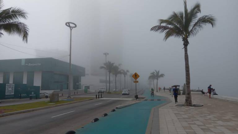 La bahía de Mazatlán amaneció este Viernes Santo cubierto de niebla.