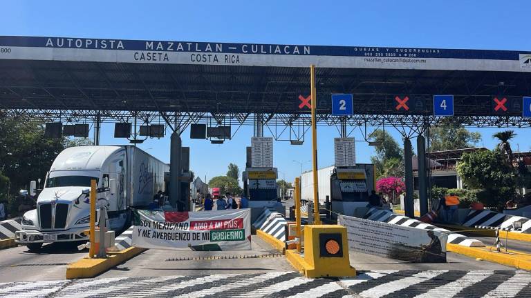 Toma de la caseta de peaje de Costa Rica, al sur de Culiacán, por parte de productores agrícolas.