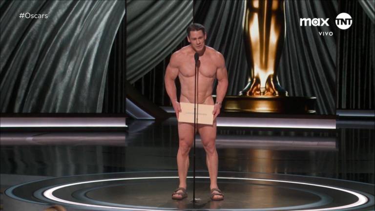 Luchador John Cena aparece desnudo en los Premios Oscar