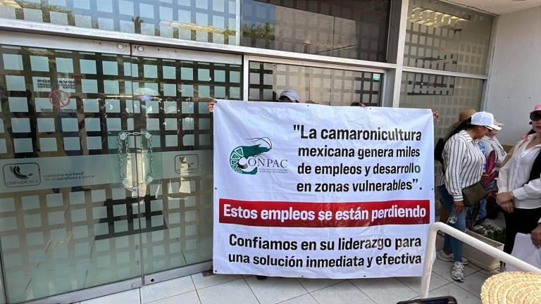 Productores acuícolas y pesqueros encadenan la puerta principal de la sede de Conapesca en Mazatlán.
