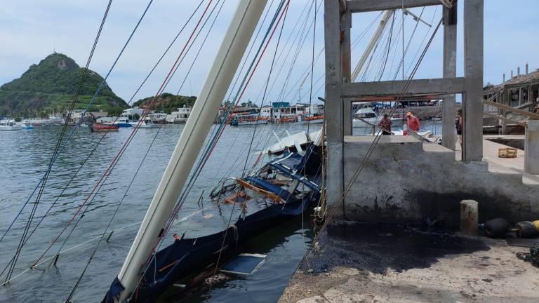 Un velero terminó hundido después de la tormenta registrada en Mazatlán.