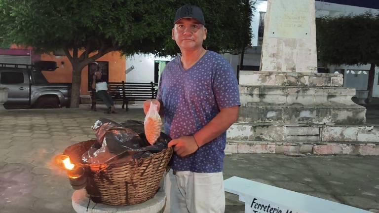 Jesús Alberto preserva el oficio de sus padres de la venta de cacahuates tostado de manera artesanal.