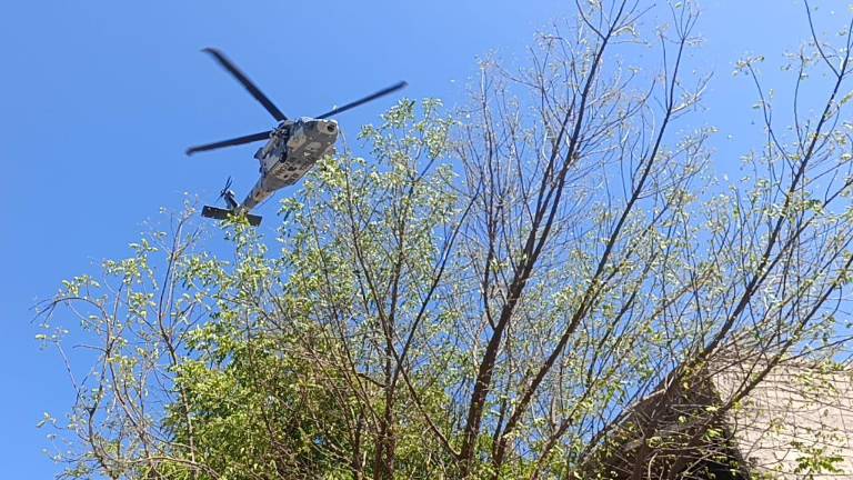 Desde las 10:00 horas, un helicóptero artillado de la Sedena estuvo realizando labores por aire.