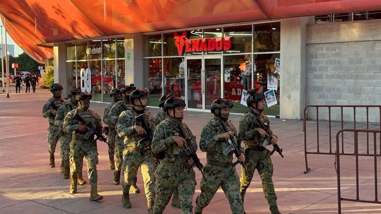 Diferentes corporaciones participan en el resguardo del Estadio Teodoro Mariscal en el arranque del Carnaval de Mazatlán.