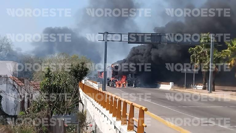 En Villa Unión, al sur de Mazatlán, se registraron bloqueos y quema de vehículos y agresión a un periodista.