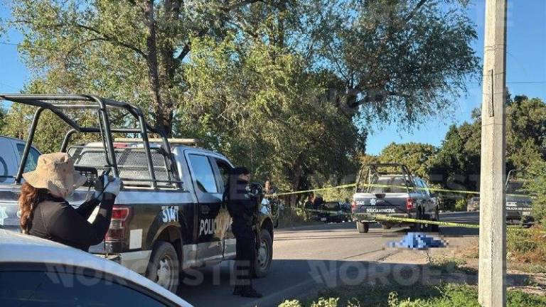 Policía municipal resguarda el área donde fue encontrado el cuerpo en Cofradía de la Loma.