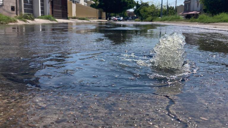 Una alcantarilla ubicada frente a la calle Coyotes lleva más de una semana arrojando una pequeña “fuente” de agua contaminada.