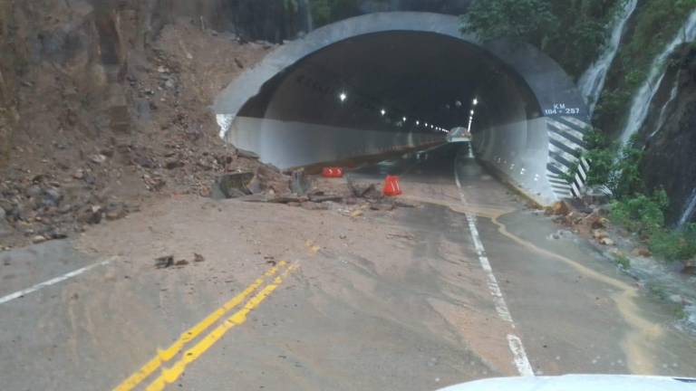 Cierran carretera libre y Autopista Mazatlán-Durango por deslaves y derrumbes generados por huracán ‘Pamela’