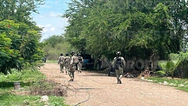Elementos del Ejército aseguran la zona donde se realizó el hallazgo de restos humanos.
