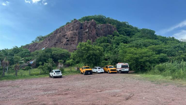 Elementos de Protección Civil realizan labores de búsqueda en las inmediaciones del Cerro de la Virgen, en Culiacán.