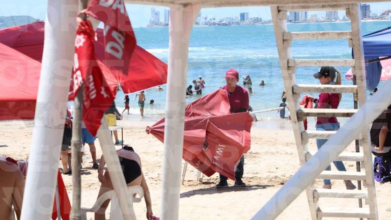 Retiran de la Playa Pinitos en Mazatlán a vendedores y prestadores de servicios.