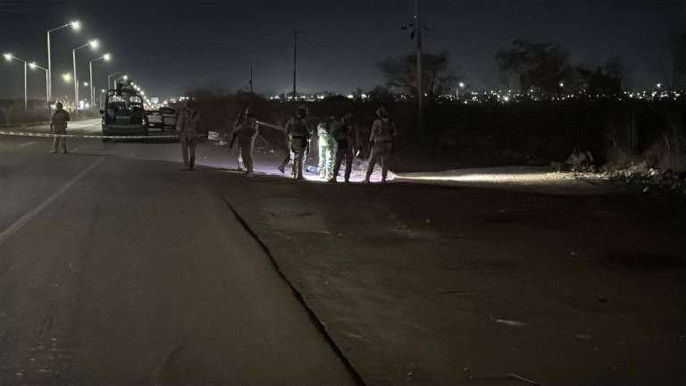 El cadáver fue abandonado sobre la terracería a un costado de la cinta asfáltica.