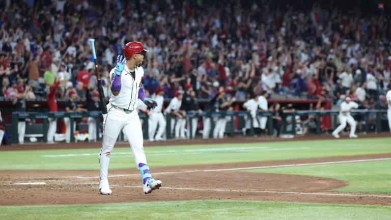 Ketel Marte observa el viaje de la pelota tras conectar jonrón por los D-backs.
