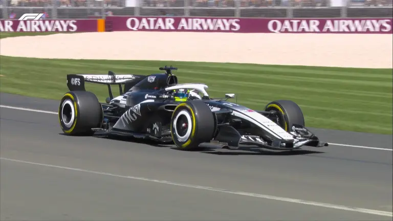 Checo Pérez batalló con problemas de motor y terminó en la posición 20.