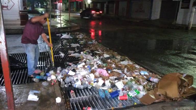 Personal de la Dirección de Aseo y Limpia del Ayuntamiento de Culiacán atendió 44 rejillas pluviales y 229 bocatormentas.