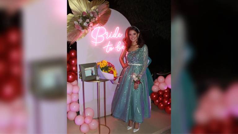 Karla Fernanda Monárrez Gómez feliz preside despedida de soltera.