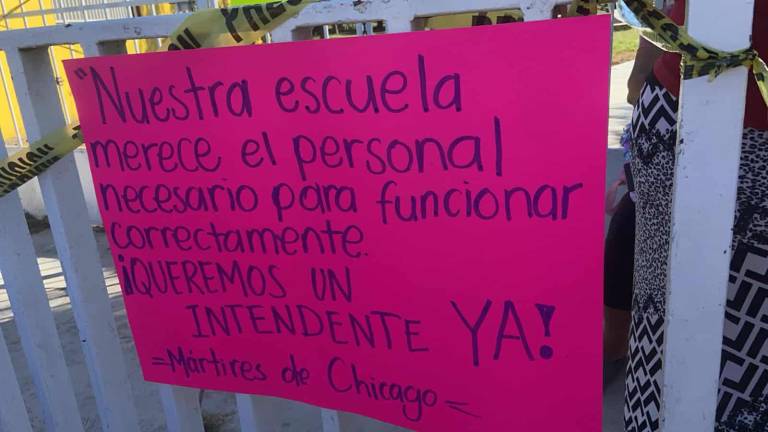 En la comunidad de Palmillas, en Escuinapa, padres de familia protestan por falta de intendente en primaria.