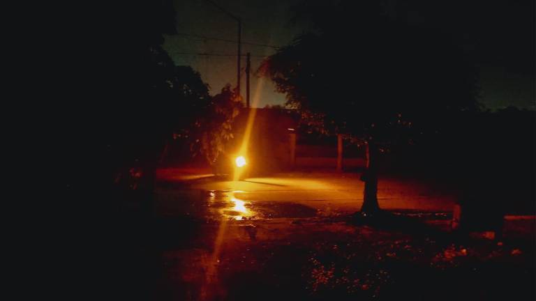 Habitantes de colonias y fraccionamientos del sur de Mazatlán reportaron múltiples apagones durante la noche de este miércoles.