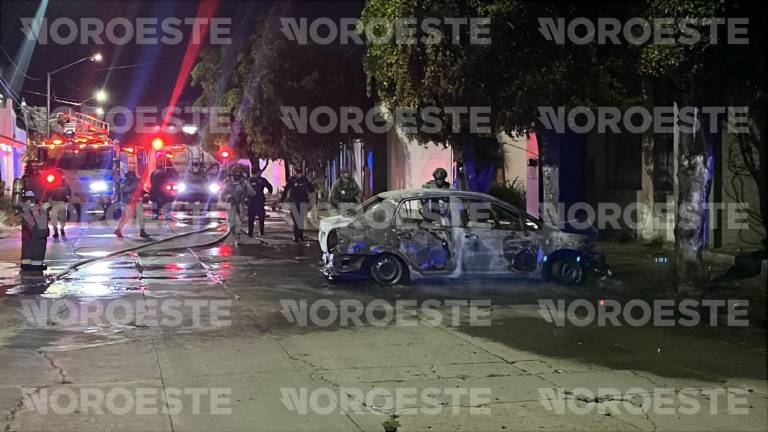 La vivienda atacada mostró golpes en la parte baja de la cochera sin registrar otros daños.