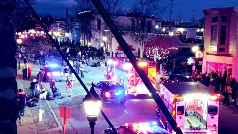 Al menos un muerto y más de 20 heridos, al arrollar un automóvil a la multitud en desfile navideño