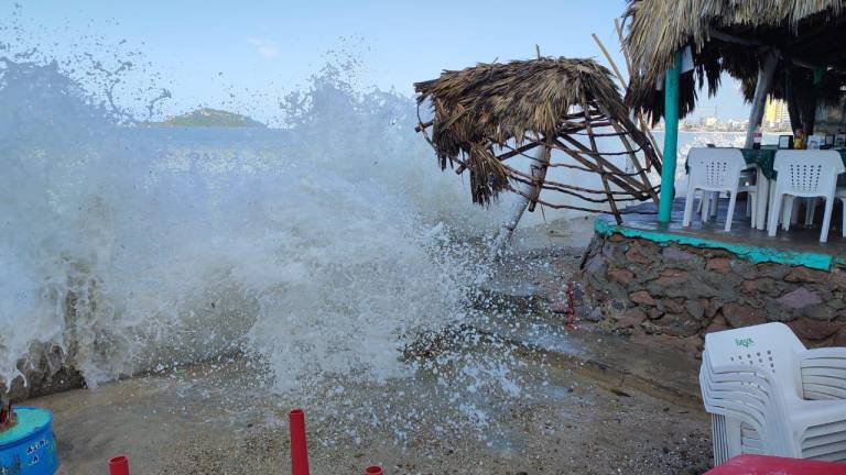 Calculan en cientos de miles de pesos los daños a restaurantes de playa por el fuerte oleaje en Mazatlán