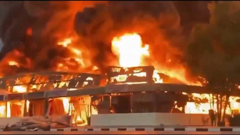 Destrucción de instalaciones petroleras en Dubai.