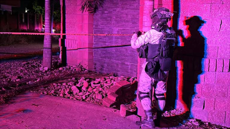 Personal militar en una escena del crimen ocurrido en Culiacán.