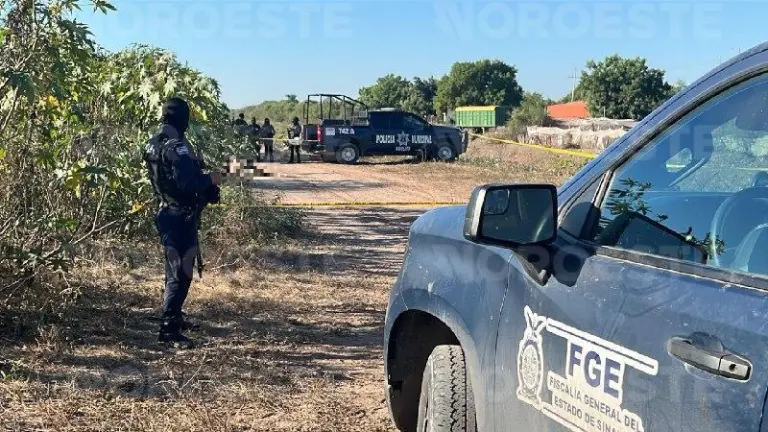 Autoridades acordonaron el camino de terracería donde fueron localizados dos hombres sin vida en Navolato.