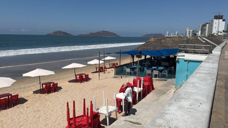 La denuncia ciudadana se viralizó en redes sociales, señalando la invasión del espacio público y la omisión de inspectores municipales y federales.