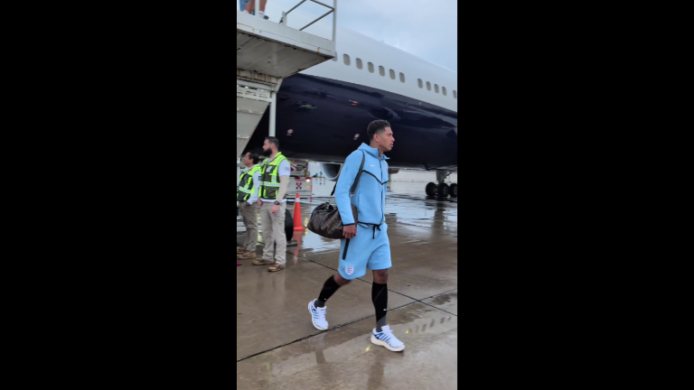 Jude Bellingham desciende del avión tras aterrizar en Toluca.