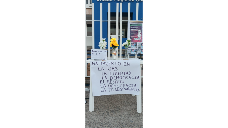 Colocan altar de muertos frente a la Vicerrectoría de la UAS en Mazatlán