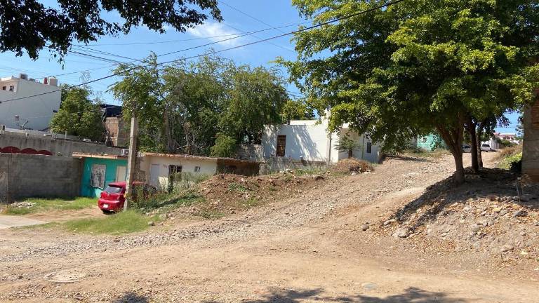 Los vecinos denuncian que han sufrido accidentes al transitar por esa calle.