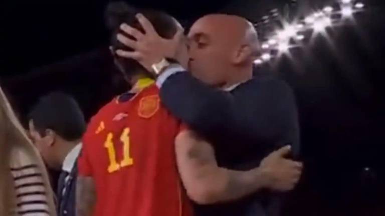 El beso de Luis Rubiales a Jennifer Hermoso en la premiación del Mundial Femenil.