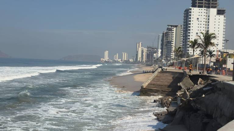 Personal del Gobierno de Mazatlán trabaja en la reparación del socavón del malecón.