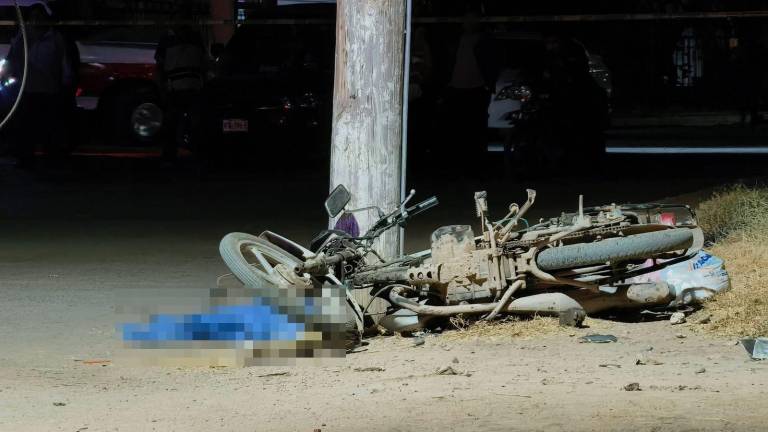 Autoridades resguardaron la zona del accidente donde la víctima fue embestida por una camioneta en Eldorado.