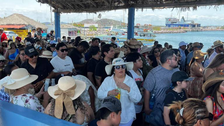 Los paseos en catamarán registraron una importante afluencia de turistas este sábado en Mazatlán.