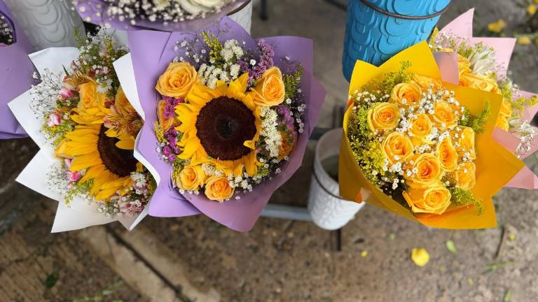Comerciantes del Mercado de las Flores de Mazatlán ofrecen distintos arreglos amarillos ante la celebración del 21 de septiembre.
